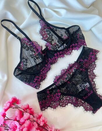 imagem CONJUNTO PREMIUM PRETO COM ROSA CHANTILLY 